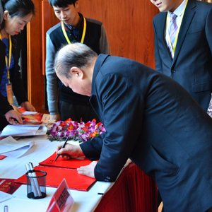  中国建筑业协会材料分会会长刘洪祥在2016特乐意高峰论坛会议现场签到