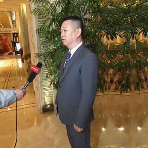 特乐意张宏宇在2016建材高峰论坛现场接受北京电视台记者采访